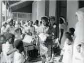Fotografia de Gertrudes Rodrigues Tomás, esposa de Américo Tomás, na enfermaria de crianças do Hospital de Lourenço Marques, por ocasião da visita de estado efetuada a Moçambique