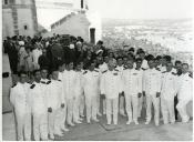 Fotografia de Américo Tomás, acompanhado por cadetes da Marinha Portuguesa, no Forte de São Filipe em Setúbal, por ocasião das comemorações do II Centenário do nascimento do poeta Bocage