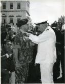Fotografia de Américo Tomás condecorando um militar durante as cerimónias do Dia de Portugal, de Camões e das Comunidades Portuguesas no Terreiro do Paço em Lisboa