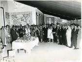 Fotografia de Américo Tomás, acompanhado de Gertrudes Rodrigues Tomás e Natália Rodrigues Tomás, recebendo os participantes da visita de estado a Moçambique, no Palácio de Belém
