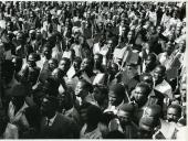 Fotografia da população de Vila Pery saudando Américo Tomás, por ocasião da visita de estado efetuada a Moçambique