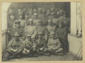 Fotografia de Gomes da Costa, em Brest, com um grupo de oficiais portugueses do Corpo Expedicionário Português (CEP) 