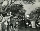 Fotografia de Américo Tomás em Lourenço Marques, seguindo em cortejo automóvel por ocasião da visita de estado efetuada a Moçambique