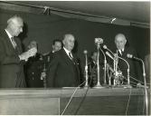 Fotografia de Américo Tomás acompanhado por Francisco Franco, por ocasião da inauguração da barragem da Bemposta