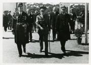 Fotografia de Américo Tomás, ao lado de Óscar Carmona, à chegada à Escola Naval para uma visita às instalações
