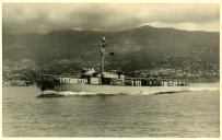 Fotografia do navio patrulha “Madeira” navegando ao longo da baía da cidade do Funchal