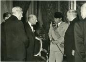 Fotografia de Américo Tomás, Sukarno, António Oliveira Salazar e Marcelo Matias, por ocasião da visita oficial a Portugal do Presidente da Indonésia, no Palácio Nacional da ajuda, em Lisboa.
