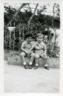 Fotografia de duas crianças, familiares de Américo Tomás, na sua residência, na Parede