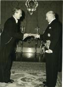 Fotografia de Américo Tomás com o Embaixador da Austria