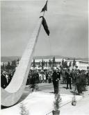 Fotografia de Américo Tomás no aeródromo de Alverca, descerrando o obelisco de honra aos pioneiros da aviação, por ocasião das cerimónias de encerramento das comemorações do cinquentenário da Força Aérea Portuguesa
