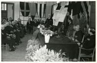 Fotografia de Américo Tomás assistindo às cerimónias do Centenário da Escola Naval, no Alfeite