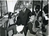 Fotografia de Américo Tomás, rodeado por crianças, por ocasião da visita efetuada à Colónia Balnear infantil da C.U.F. no sítio do Pego Longo, freguesia de Colares 