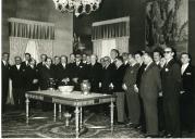 Fotografia de Américo Tomás no Palácio de Belém, presidindo à sessão de cumprimentos aos corpos gerentes, de várias épocas, do clube de futebol Os Belenenses