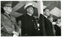 Fotografia de Américo Tomás, ao lado de Óscar Carmona, na tribuna de honra por ocasião da visita oficial do Chefe do Estado às instalações da Escola Naval