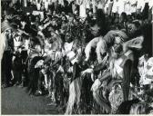 Fotografia de tribo indígena no festival de folclore no Estádio Municipal de Porto Amélia, durante a visita de estado de Américo Tomás a Moçambique