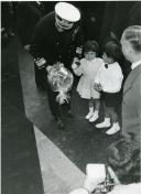 Fotografia de Américo Tomás recebendo um ramo de flores de crianças