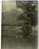 Fotografia de Gertrudes Ribeiro da Costa junto das suas duas irmãs e familiares, durante uma visita à vila de Sintra.