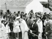 Fotografia de Américo Tomás, acompanhado por Alfredo Rodrigues dos Santos Júnior, por ocasião da visita oficial realizada ao Algarve, de 11 e 14 a julho de 1965