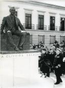 Fotografia do Presidente da República Américo Tomás em Santa Comba Dão, presidindo à cerimónia de inauguração da estátua de Oliveira Salazar