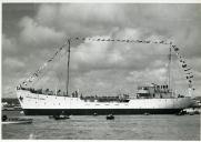 Fotografia da cerimónia do lançamento à água do navio-motor “Capitão José Vilarinho”, nos Estaleiros Navais do Mondego