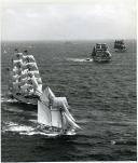 Fotografia dos navios que participaram numa regata com partida do Farol do Cabo Raso, no Forte de São Brás de Sanxete, freguesia e concelho de Cascais