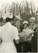Fotografia de Gertrudes Rodrigues Tomás, esposa de Américo Tomás, cumprimentando uma enfermeira, por ocasião da visita efetuada o norte do país, com passagem em Matosinhos