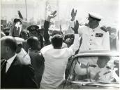 Fotografia de Américo Tomás sendo saudado pela população na cidade da Beira, durante a visita de estado a Moçambique