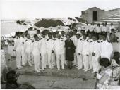 Fotografia de Américo Tomás, acompanhado por Gertrudes Rodrigues Tomás e por cadetes da Marinha Portuguesa, no Forte de São Filipe em Setúbal, por ocasião das comemorações do II Centenário do nascimento do poeta Bocage
