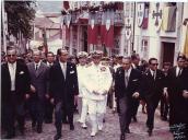 Fotografia de Américo Tomás caminhando pelas ruas da cidade de Peso da Régua, por ocasião da visita oficial efetuada ao norte de Portugal