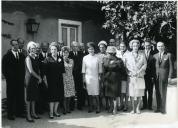 Fotografia de Américo Tomás, acompanhado por Gertrudes Rodrigues Tomás, durante um almoço com os ministros das pastas militares e chefes de estado maior no Palácio de Belém