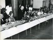 Fotografia de Américo Tomás, acompanhado por Gertrudes Rodrigues Tomás, durante a receção solene e banquete no Grande Hotel da cidade da Beira, durante a visita de estado a Moçambique
