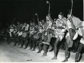 Fotografia da atuação de danças tribais no festival de folclore no Estádio Municipal de Porto Amélia, durante a visita de estado de Américo Tomás a Moçambique