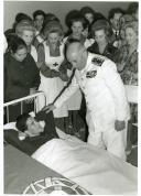 Fotografia de Américo Tomás conversando com um doente, por ocasião da visita efetuada ao Hospital Militar Principal