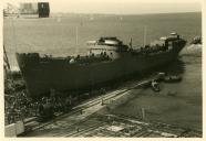 Fotografia dos trabalhos efetuados para conseguir rebocar completamente para a água o navio-tanque “Sameiro”, construído nos Estaleiros Navais do Alfeite