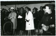 Fotografia de Gertrudes da Costa Ribeiro Tomás e e damas da comitiva, por ocasião da inauguração do monumento a Cristo-Rei, em Almada.