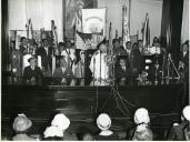 Fotografia de Américo Tomás discursando na sessão solene na Câmara Municipal da cidade da Beira, durante a visita de estado a Moçambique