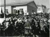 Fotografia de Américo Tomás saudando a população no bairro da Boa-Fé, por ocasião da visita oficial efetuada a Elvas