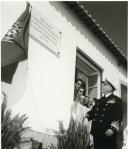 Fotografia de Américo Tomás na inauguração de um bairro para classes pobres em Benavente
