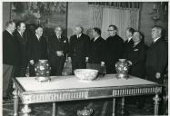 Fotografia de Américo Tomás no Palácio de Belém, recebendo em audiência uma comissão de Montemor-o-Novo