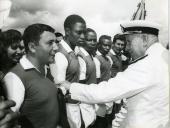 Fotografia de Américo Tomás em Quelimane, cumprimentando um grupo de desportistas por ocasião da visita de estado efetuada a Moçambique