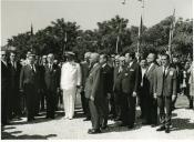 Fotografia de Américo Tomás acompanhado por Alfredo Rodrigues dos Santos Júnior em Loulé, por ocasião da visita oficial realizada ao Algarve, de 11 e 14 a julho de 1965
