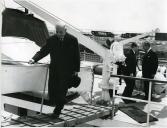 Fotografia de Américo Tomás subindo a bordo do iate Albecaro II para visitar Rainier III do Mónaco, durante a sua visita de Estado a Portugal
