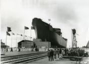Fotografia da cerimónia de lançamento do navio-tanque “Sameiro”, realizada nos Estaleiros Navais do Alfeite