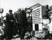 Fotografia de Américo Tomás, acompanhado por José João Gonçalves de Proença, em Albarraque, presidindo à inauguração do bairro habitacional da Tabaqueira
