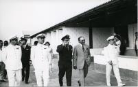 Fotografia do chefe do Estado-Maior General das Forças Armadas, Francisco da Costa Gomes, acompanhado pelo Governador da Guiné, António de Spínola, por ocasião da deslocação que efectuou à província da Guiné entre 3 e 13 de Janeiro de 1973