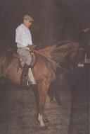 Fotografia publicada na Revista Gente de António de Spínola praticando equitação durante o período de férias no Palace Hotel, no Buçaco