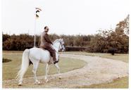 Fotografia de António de Spínola, montando um cavalo que lhe foi oferecido durante a sua estada no Egipto, por ocasião da visita ao complexo siderúrgico do Cairo