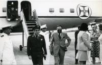 Fotografia do chefe do Estado-Maior General das Forças Armadas, Francisco da Costa Gomes, no aeroporto com o Governador António de Spínola, por ocasião da deslocação que efectuou à província da Guiné entre 3 e 13 de Janeiro de 1973
