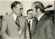 Fotografia de Costa Gomes conversando com António de Spínola depois da chegada do chefe do Estado dos Açores