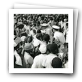 Fotografia de Américo Tomás saudando a população durante a visita oficial a Angola 
